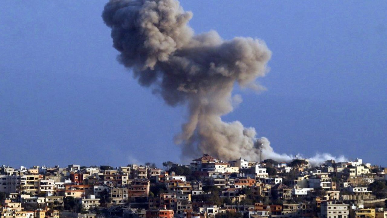 Foto: Israel usa bomba de fósforo branco em áreas povoadas do Líbano, diz jornal