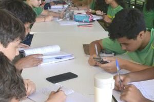 02-0924-0503-alunos-celular-go