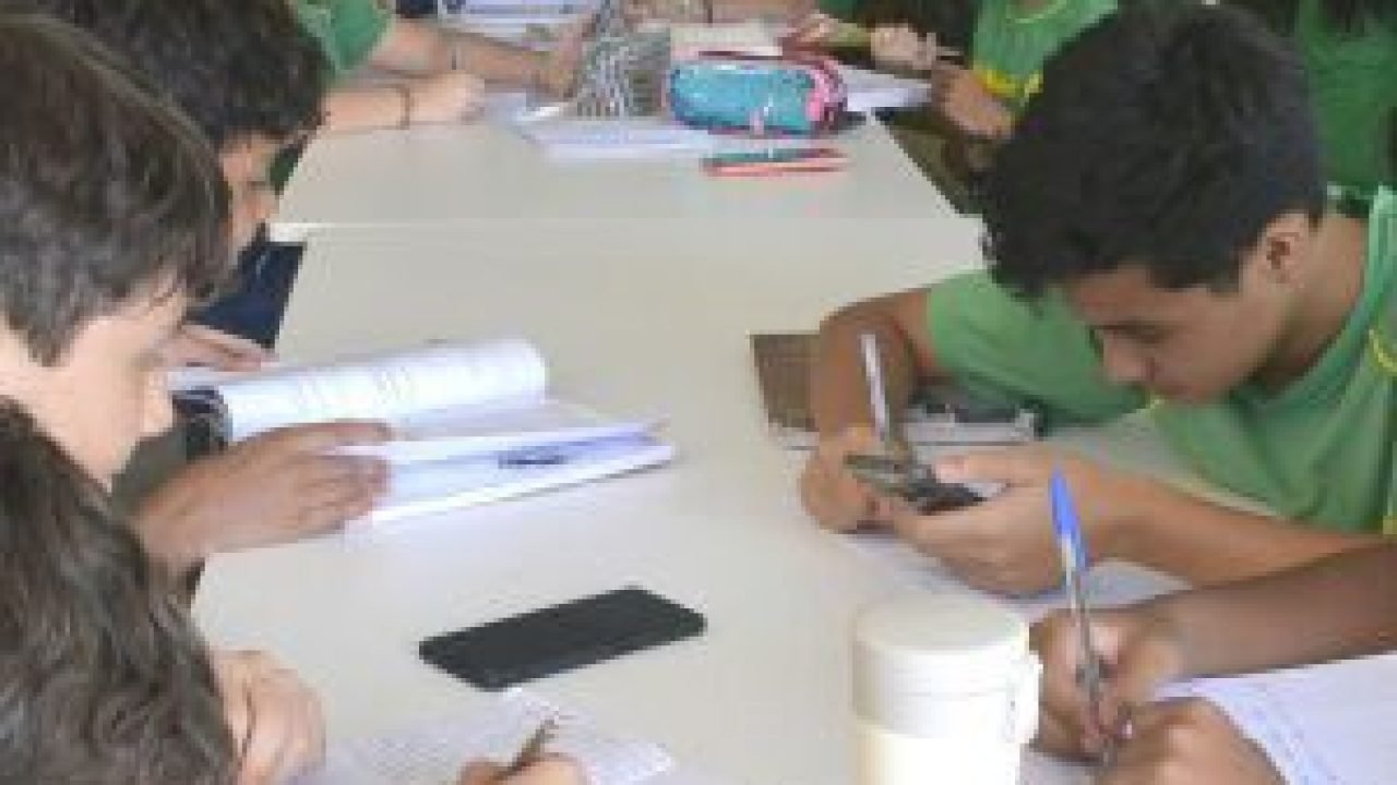 02-0924-0503-alunos-celular-go