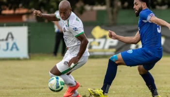 Foto: Alex Choco deu muito trabalho para a defesa do Ivinhema e marcou cinco gol