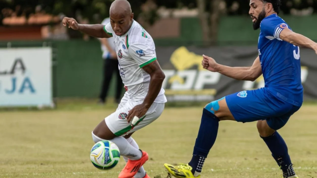 Foto: Alex Choco deu muito trabalho para a defesa do Ivinhema e marcou cinco gol