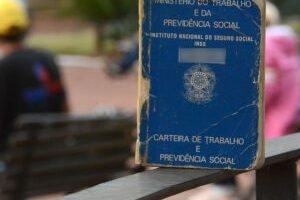 03-0818-0086-carteira-trabalho-desemprego-go