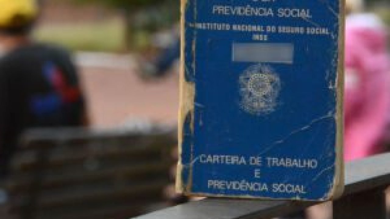 03-0818-0086-carteira-trabalho-desemprego-go