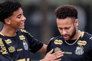 Robinho Jr e Neymar, durante treino do Santos — Foto: Robinho Jr e Neymar, duran