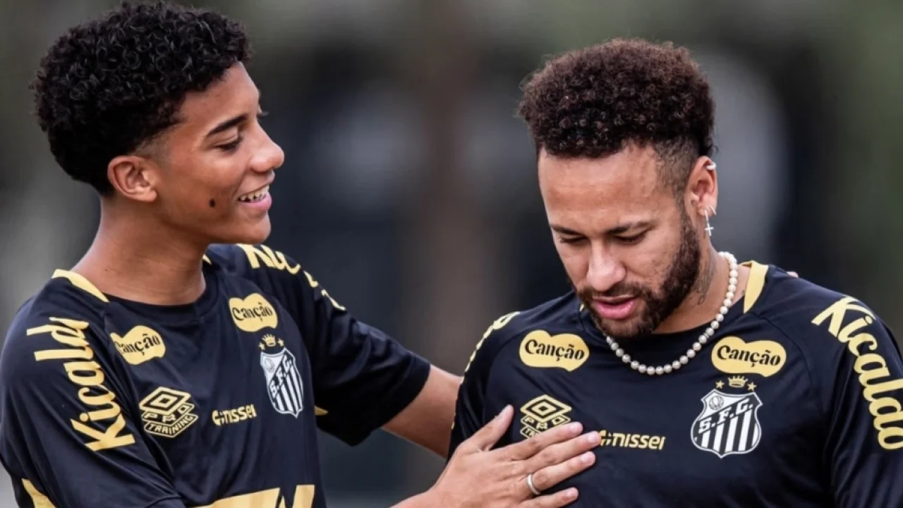 Robinho Jr e Neymar, durante treino do Santos — Foto: Robinho Jr e Neymar, duran