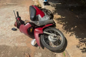 Foto: Motociclista fica ferido após desviar de caminhão e colidir contra árvore