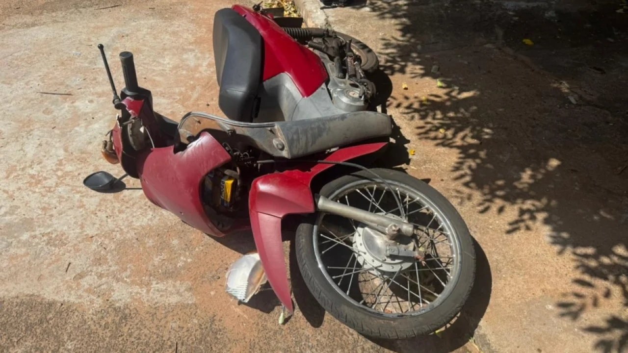 Foto: Motociclista fica ferido após desviar de caminhão e colidir contra árvore