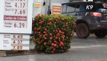 Caminhoneiros abastecem em posto no Anel Viário da Capital — Foto: Gerson Olivei