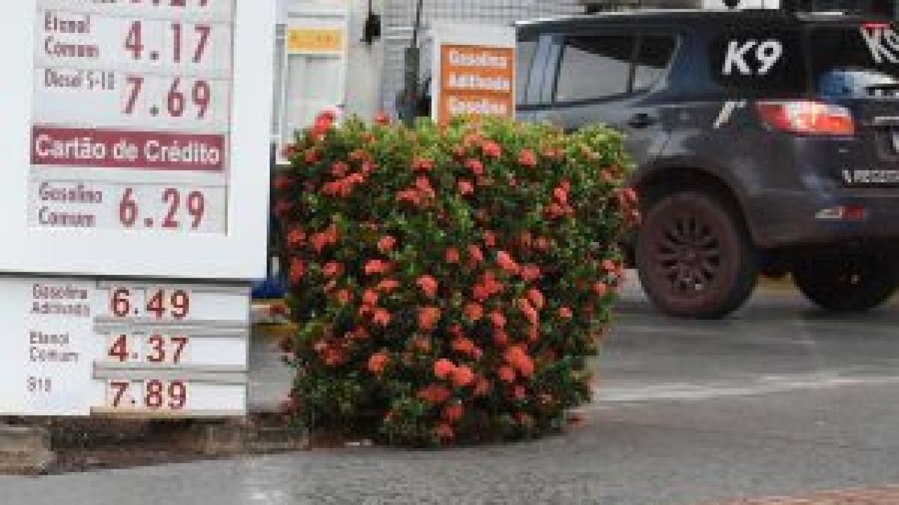 Caminhoneiros abastecem em posto no Anel Viário da Capital — Foto: Gerson Olivei