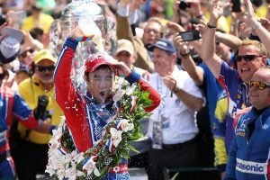 1135547234-takuma-sato-comemora-primeira-vitoria-nas-500-milhas-de-indianapolis-300x200-1