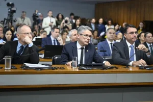 Foto: Da esquerda para a direita os senadores Fabiano Contarato (PT-ES), Alessan