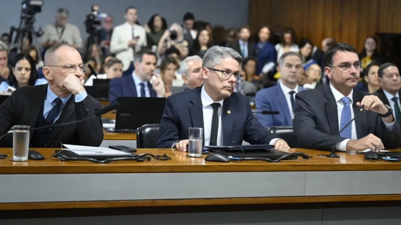Foto: Da esquerda para a direita os senadores Fabiano Contarato (PT-ES), Alessan