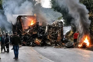 Uma carreta e um ônibus colidiram na BR-251, em Santa Cruz de Salinas, no Norte