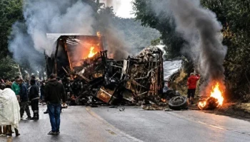 Uma carreta e um ônibus colidiram na BR-251, em Santa Cruz de Salinas, no Norte