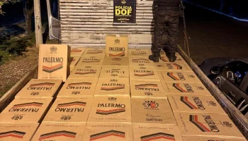 Cigarros contrabandeados foram encontrados escondidos sob lona na carroceria de