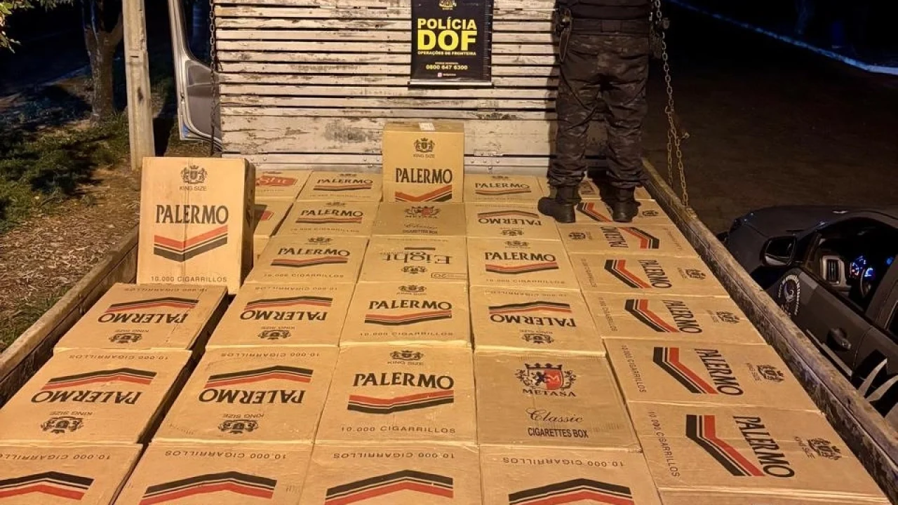 Cigarros contrabandeados foram encontrados escondidos sob lona na carroceria de