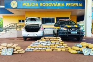 Foto: Droga foi encontrada em Chevrolet Prisma abordado pela PRF após tentativa