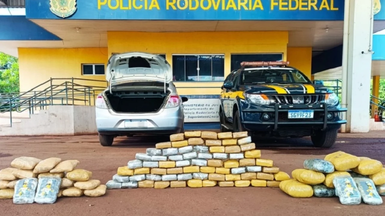 Foto: Droga foi encontrada em Chevrolet Prisma abordado pela PRF após tentativa