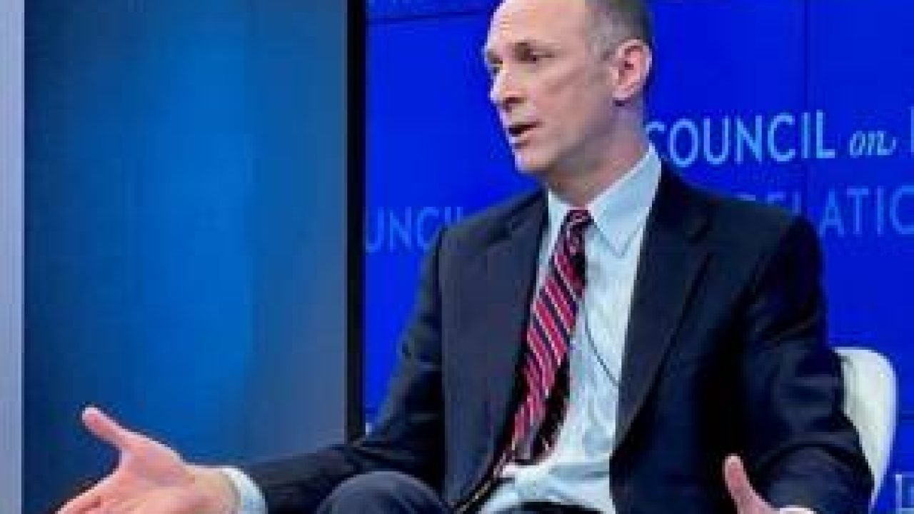 Goolsbee defende espera por mais dados antes de reduzir juros