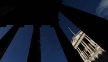 Banco da Inglaterra reduz juros após votação apertada