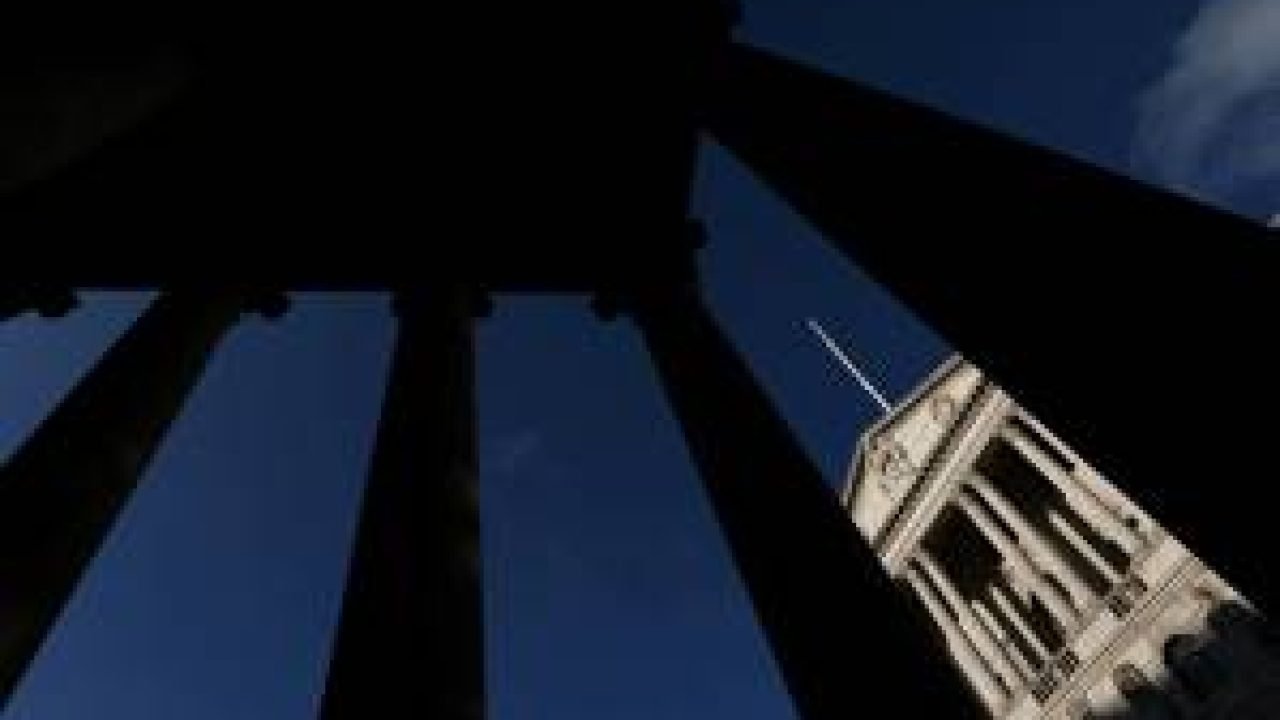 Banco da Inglaterra reduz juros após votação apertada