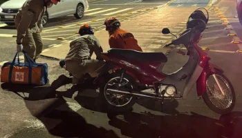 Colisão entre carro e Biz deixa mulher ferida em Nova Andradina — Foto: Colisão