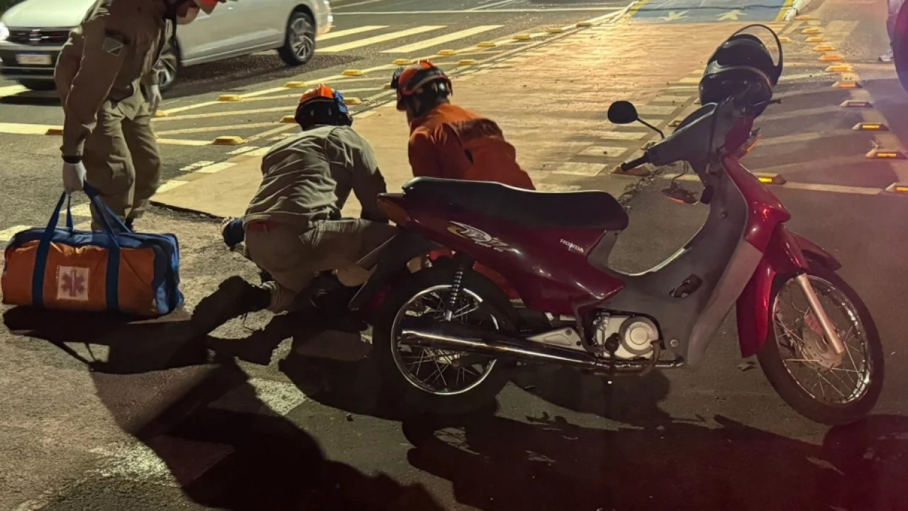 Colisão entre carro e Biz deixa mulher ferida em Nova Andradina — Foto: Colisão