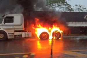 Carreta carregada com soja pegou fogo nas rodas na BR-376 — Foto: Carreta carreg