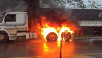Carreta carregada com soja pegou fogo nas rodas na BR-376 — Foto: Carreta carreg