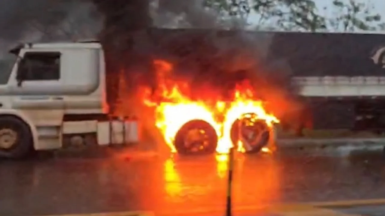 Carreta carregada com soja pegou fogo nas rodas na BR-376 — Foto: Carreta carreg