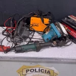Objetos e ferramentas encontrados em estabelecimento de sucatas são apurados pel