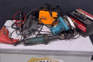 Objetos e ferramentas encontrados em estabelecimento de sucatas são apurados pel