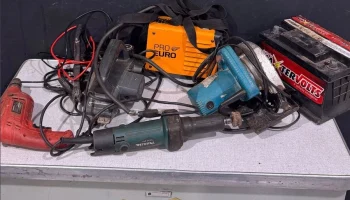 Objetos e ferramentas encontrados em estabelecimento de sucatas são apurados pel