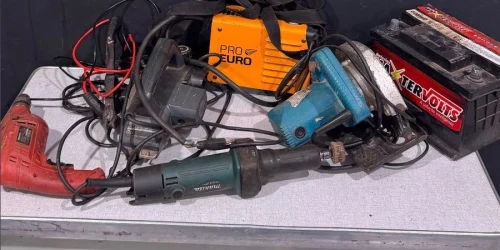 Objetos e ferramentas encontrados em estabelecimento de sucatas são apurados pel