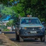 Carro do fumacê percorre bairros de Campo Grande no fim da tarde; combate ao mos
