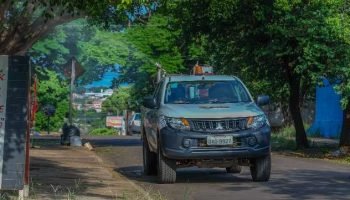 Carro do fumacê percorre bairros de Campo Grande no fim da tarde; combate ao mos