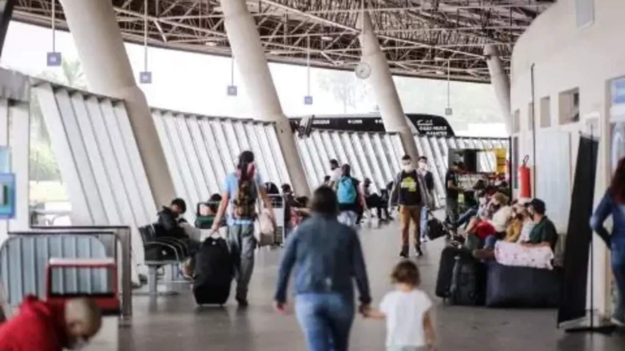 Foto: Taxista tem ponto fixo na Rodoviária de Campo Grande. (Foto: Henrique Arak