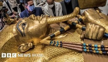 Tumba de Tutancâmon é exibida por inteiro pela primeira vez em novo museu egípcio