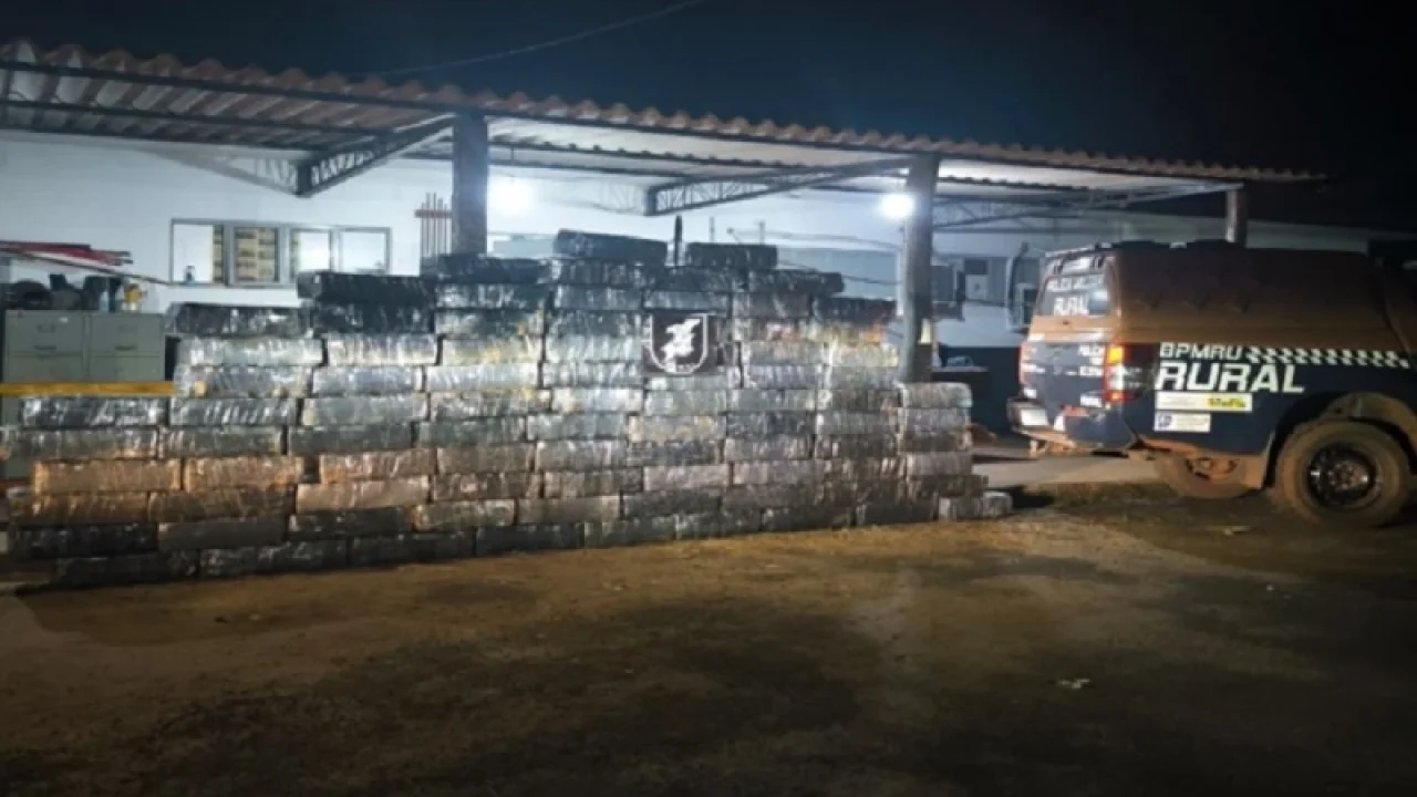 Droga foi encontrada em caminhonete furtada abandonada na zona rural de Sete Que