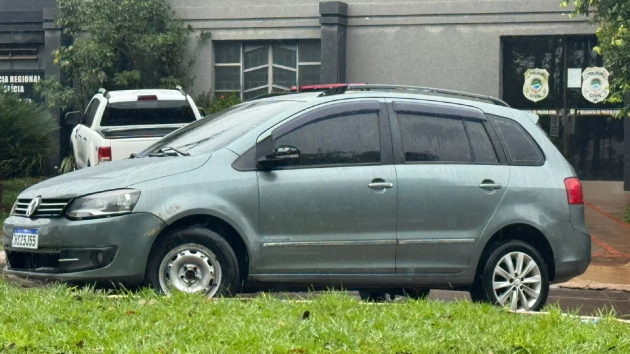 Foto: Automóvel apresentava sinais identificadores adulterados e circulava com p