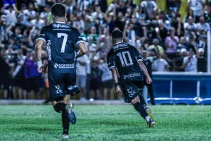 Foto: Robinho (10), um dos destaques do Galo na competição, marcou o gol de empa
