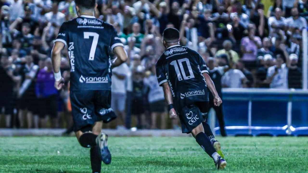 Foto: Robinho (10), um dos destaques do Galo na competição, marcou o gol de empa