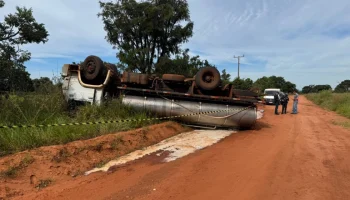 Motorista morre após caminhão carregado com leite tombar no Assentamento Peroba