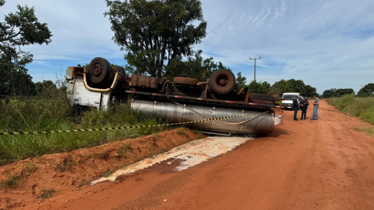 Motorista morre após caminhão carregado com leite tombar no Assentamento Peroba