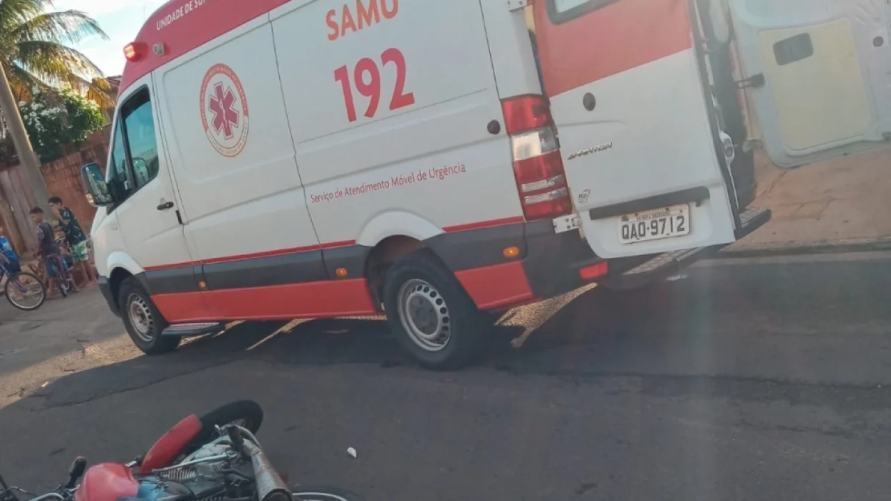 Foto: Acidente entre carro e moto mobilizou equipes do SAMU 192 e da Polícia Mil