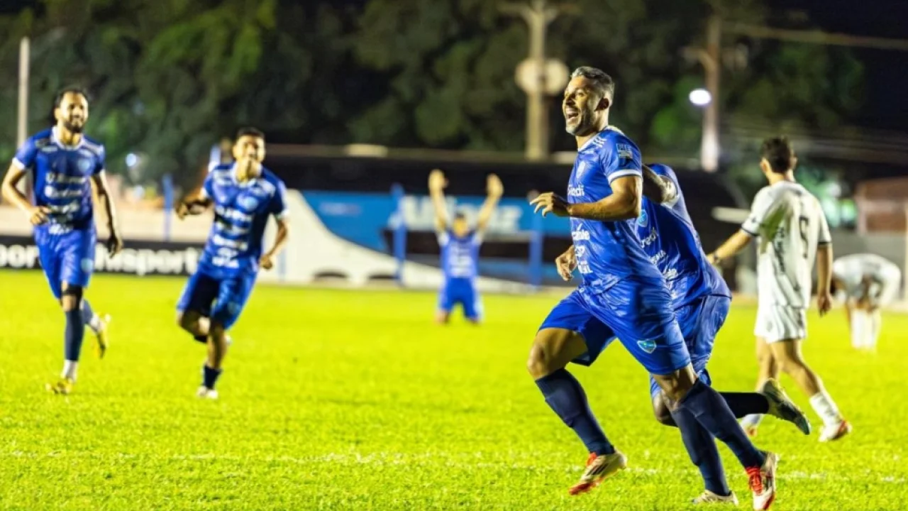 Foto: Alisson Costa comemora o belo gol que marcou na vitória do Ivinhema no Sar