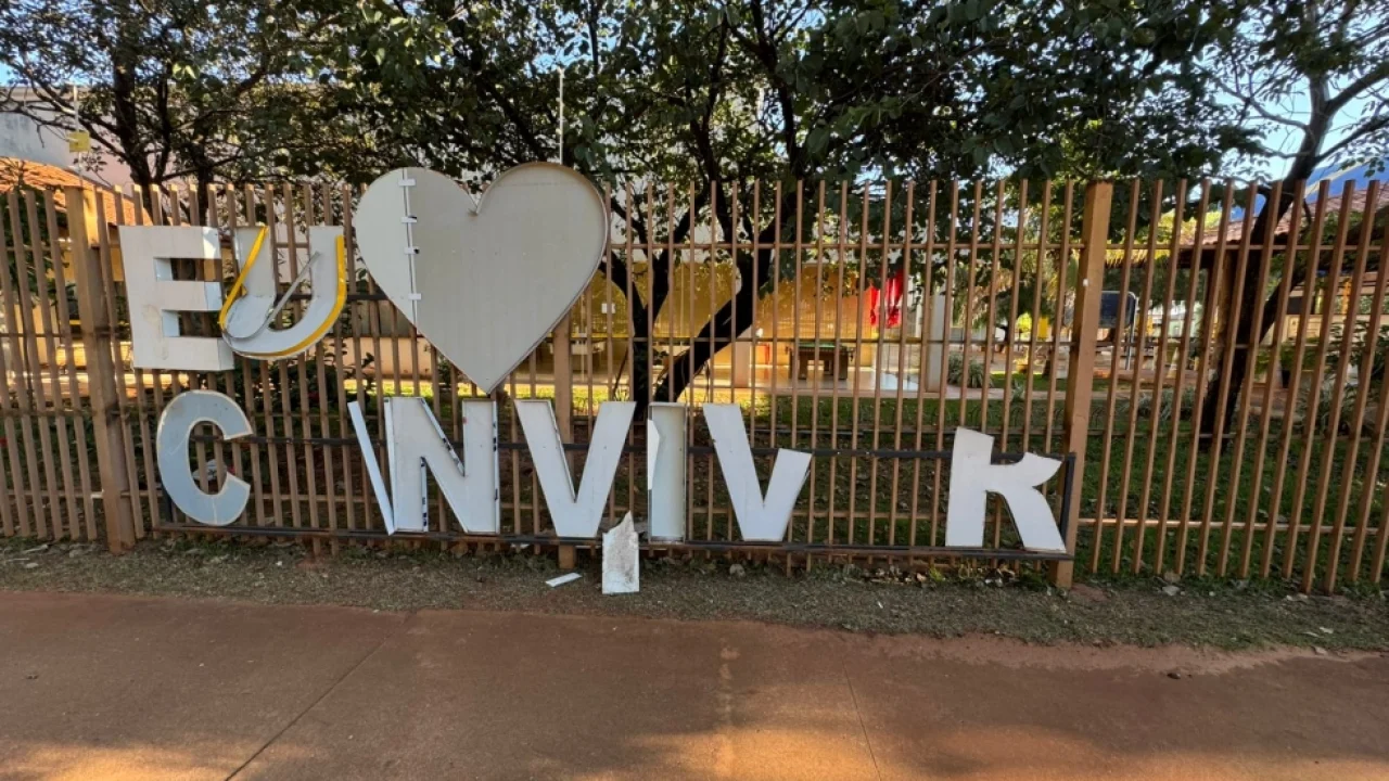 Vandalismo danifica letreiro “Eu Amo Conviver” em Nova Andradina — Foto: Vandali