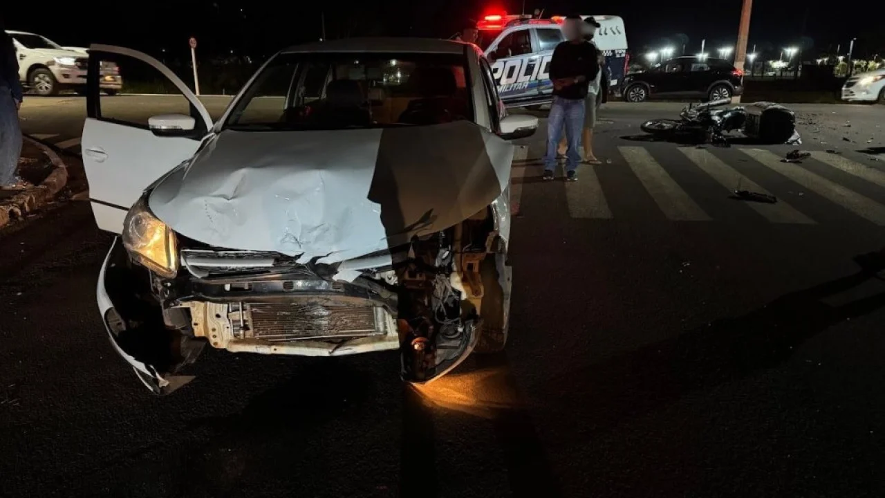 Motociclista foi socorrido em estado grave após colisão em cruzamento de Ivinhem