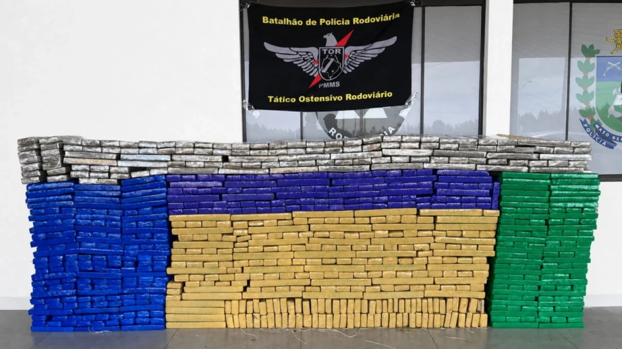 Droga estava distribuída em fardos no compartimento traseiro e no porta-malas de
