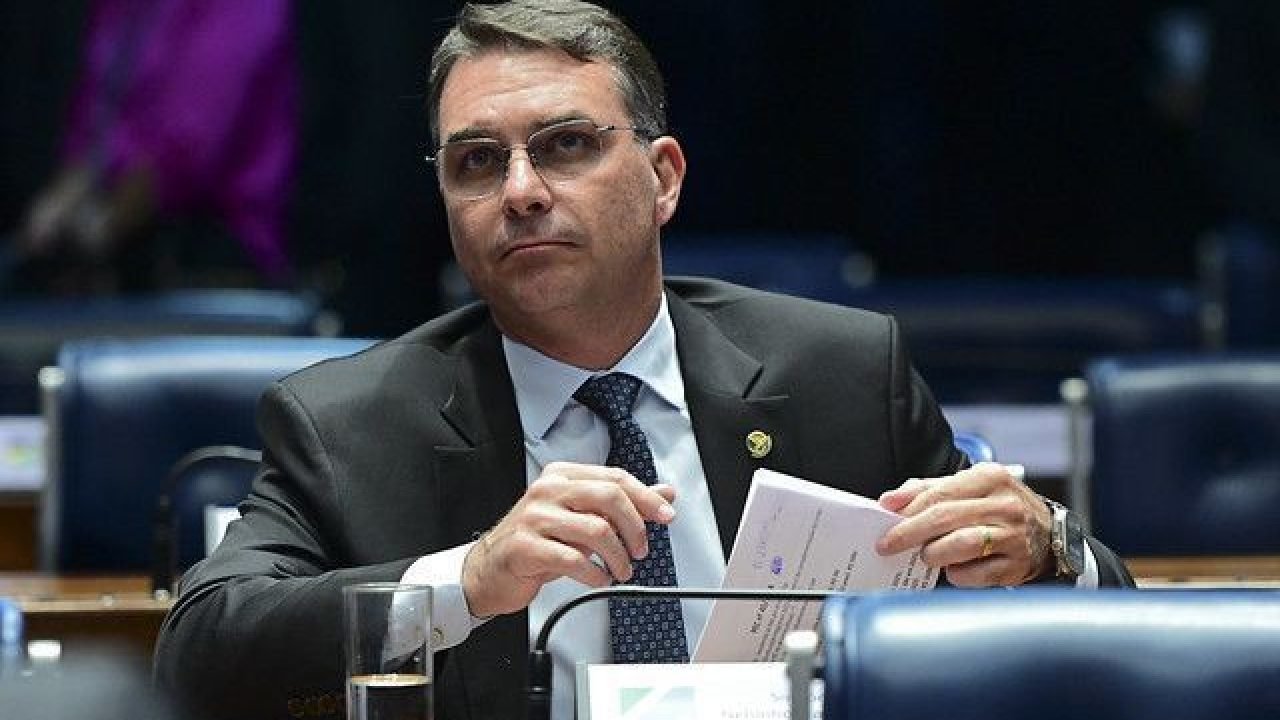 Análise: Flávio Bolsonaro busca ser versão moderada do pai